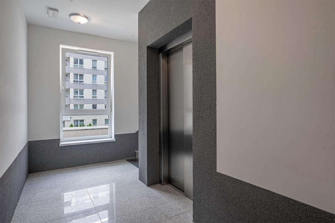 Lotnisko Chopina Modern Apartment วอร์ซอ ภายนอก รูปภาพ